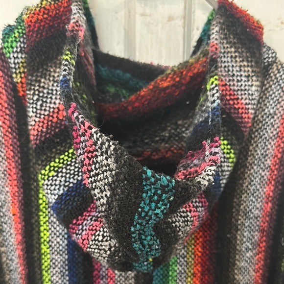 Poncho - Picture 8 of 15